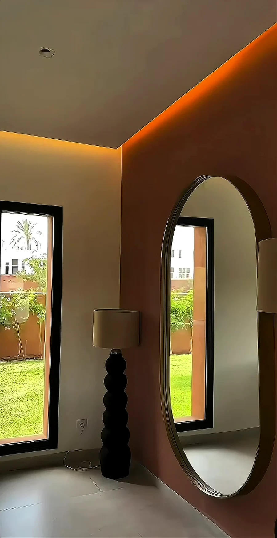 Décoration et miroir du salon