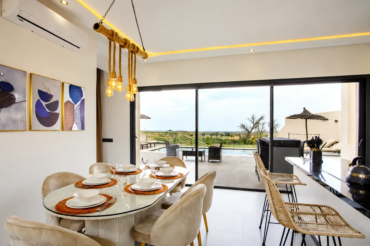 Salle à manger et terrasse