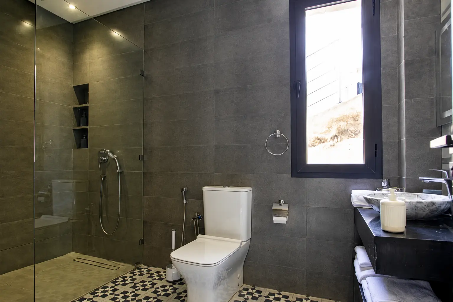 Salle de bain grise